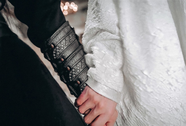 Обои картинки фото кино фильмы, the untamed, руки