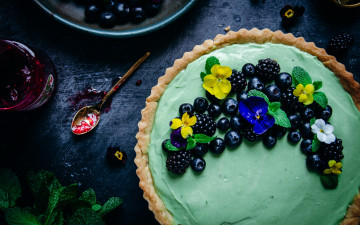 Картинка еда пироги варенье пирог черника ежевика ягоды фиалки