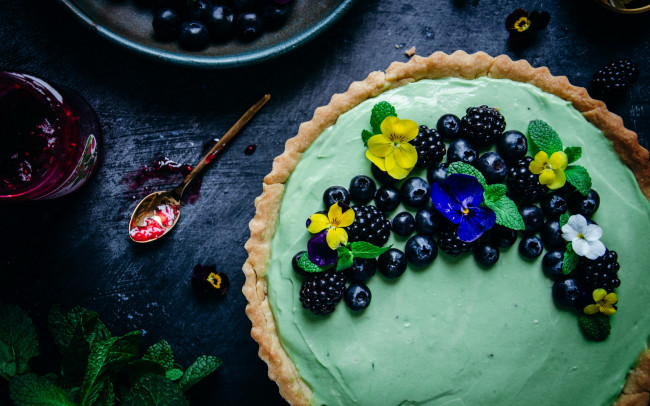 Обои картинки фото еда, пироги, варенье, пирог, черника, ежевика, ягоды, фиалки