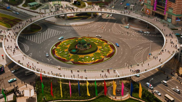 обоя города, - улицы,  площади,  набережные, архитектура, здание, шанхай, китай, улица, мост, круг, движение, автомобиль, карусель, флаг, дорога, городские, азия, люди