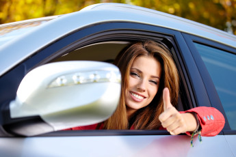 Картинка девушки izabela+magier шатенка лицо улыбка жест окно машина осень