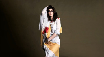 обоя девушки, alexandra daddario, актриса, шатенка, платье, сари, наряд
