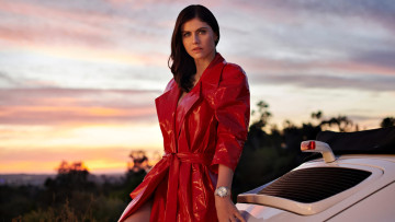 Картинка девушки alexandra+daddario актриса шатенка плащ часы машина закат