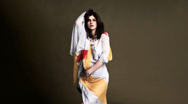 Обои картинки фото девушки, alexandra daddario, актриса, шатенка, платье, сари, наряд