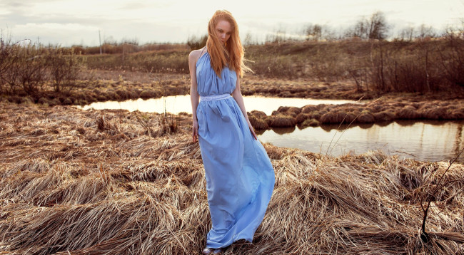 Обои картинки фото девушки, ксана станкевич, рыжая, платье, трава, озера