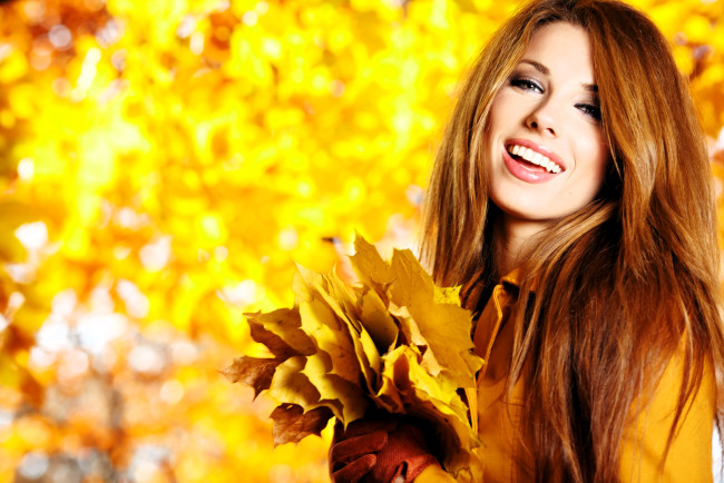 Обои картинки фото девушки, izabela magier, рыжая, улыбка, пальто, листья, кленовые, осень