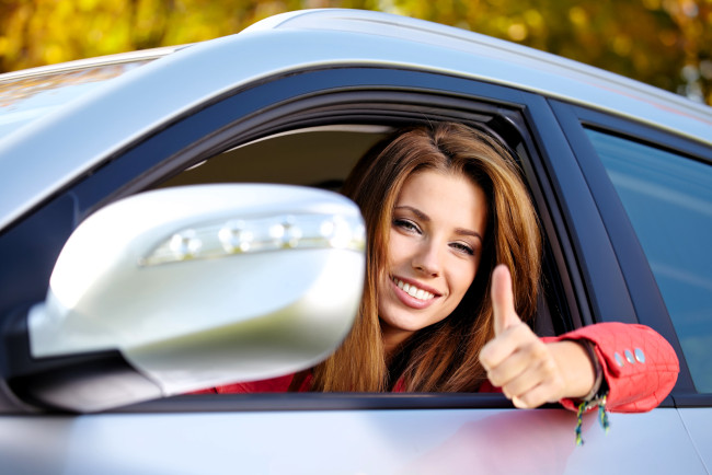 Обои картинки фото девушки, izabela magier, шатенка, лицо, улыбка, жест, окно, машина, осень