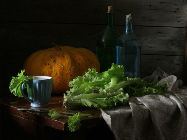 Обои картинки фото ира, быкова, натюрморт, тыквой, салатом, голубой, кружкой, еда