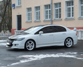 Картинка автомобили выставки уличные фото