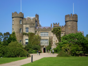 Картинка malahide castle ireland города дворцы замки крепости мощные башни лужайка люди