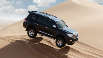 Картинка автомобили toyota land cruiser 200 arctic trucks песок дюны прыжок