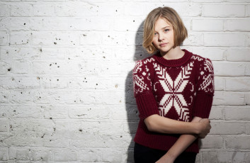 Картинка chloe+grace+moretz девушки chloe grace moretz свитер улыбка