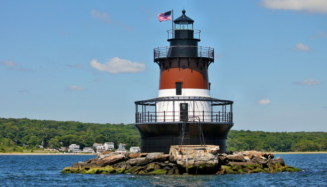 Обои картинки фото природа, маяки, флаг, маяк, островок