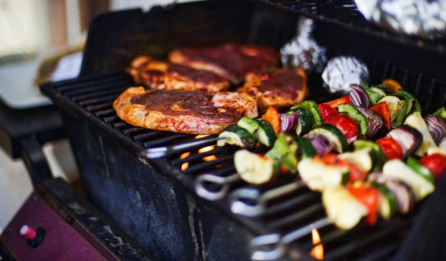 Обои картинки фото еда, шашлык,  барбекю, овощи, мясо