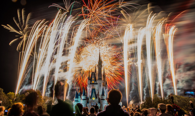 Обои картинки фото города, диснейленд, фейерверк, силуэты