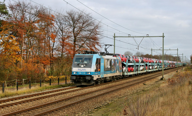 Обои картинки фото техника, электрички, железная, дорога, рельсы, локомотив, автомобили, грузовой, состав