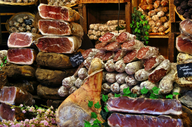 Обои картинки фото еда, колбасные изделия, окорок, прилавок, колбаса, мясо