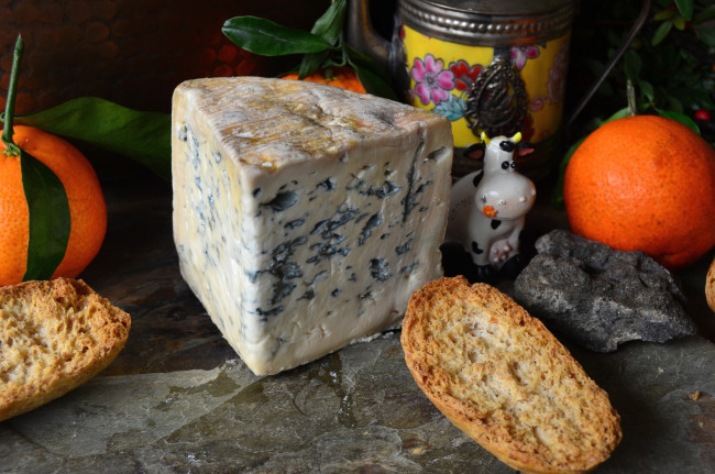 Обои картинки фото еда, сырные изделия, мандарины, сухарики, плесень, сыр