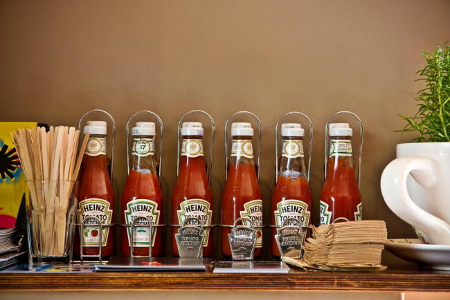 Обои картинки фото бренды, heinz, кетчуп, бутылки
