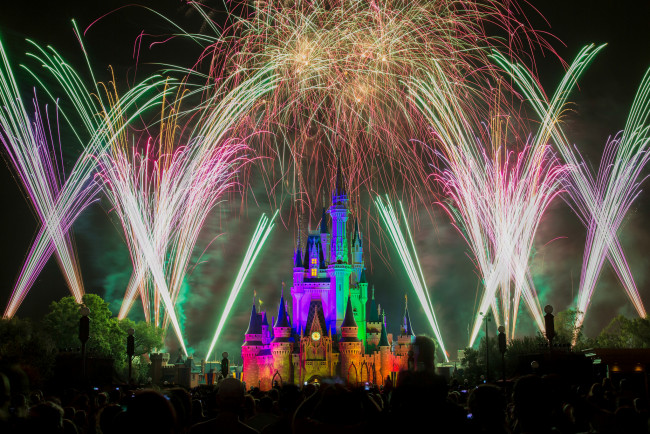 Обои картинки фото города, диснейленд, силуэты, фейерверк