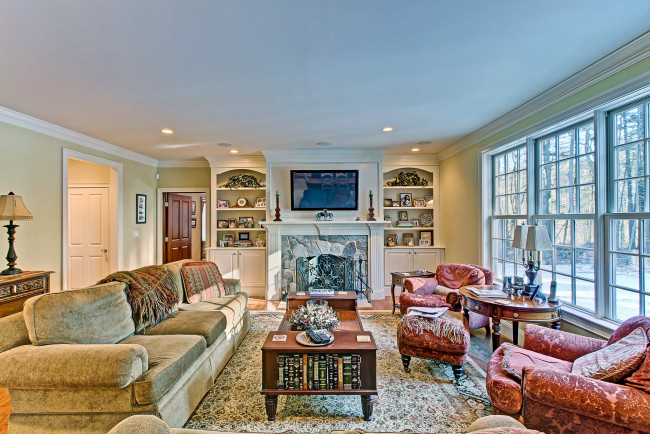 Обои картинки фото интерьер, гостиная, диван, камин, плазма, столик