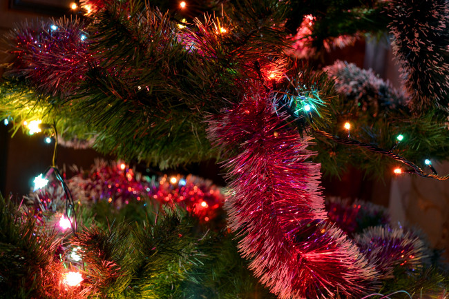 Обои картинки фото праздничные, мишура,  гирлянды,  цветы, лампочки, елка, игрушки