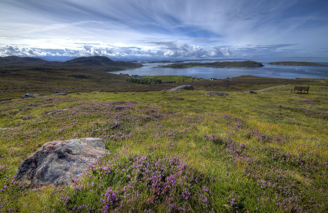 Обои картинки фото природа, реки, озера, валун, трава, река, поле