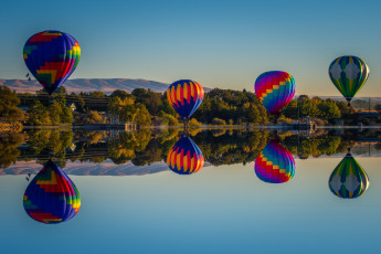 Картинка авиация воздушные+шары берег горы озеро воздушные шары отражение небо