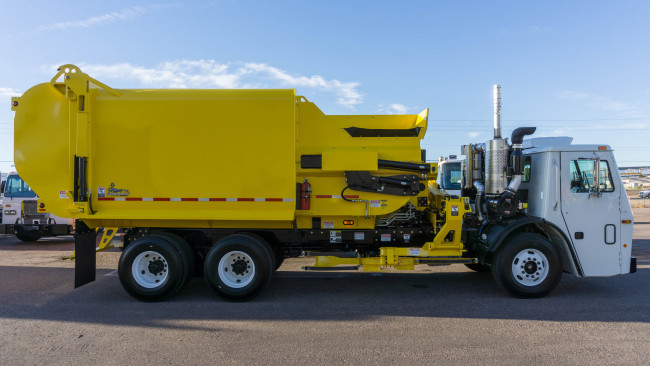 Обои картинки фото автомобили, мусоровозы, мусорщик