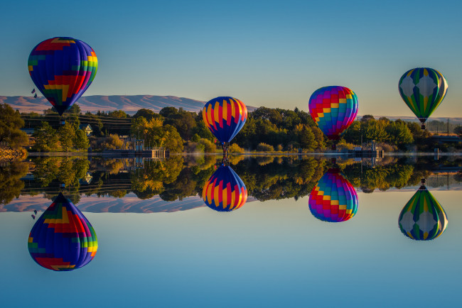 Обои картинки фото авиация, воздушные шары, берег, горы, озеро, воздушные, шары, отражение, небо