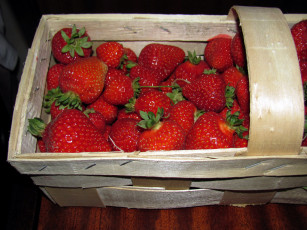 Картинка еда клубника +земляника корзинка ягоды