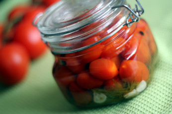 Картинка еда консервация черри помидоры маринад банка