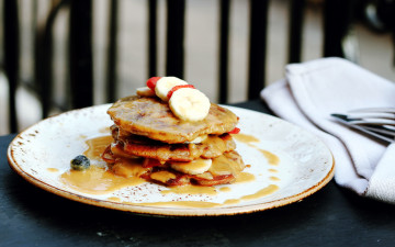Картинка еда блины +оладьи банан блинчики соус клубника