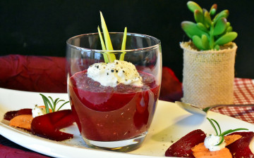 Картинка еда первые+блюда свекольный сметана суп