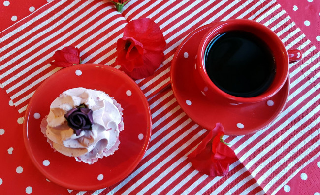 Обои картинки фото еда, кофе,  кофейные зёрна, пирожное, маки