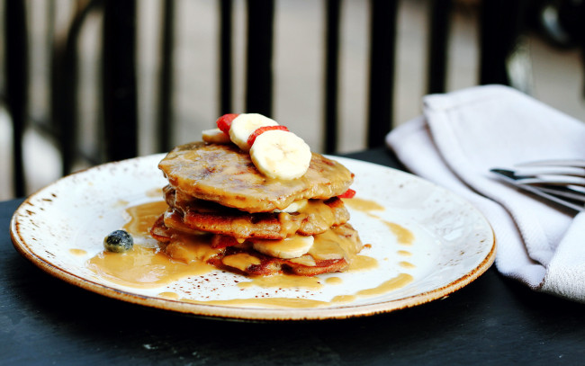 Обои картинки фото еда, блины,  оладьи, банан, блинчики, соус, клубника