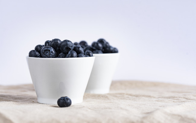 Обои картинки фото еда, голубика,  черника, миски, черника, ягоды
