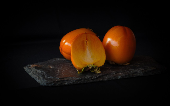 Обои картинки фото еда, хурма, половинка