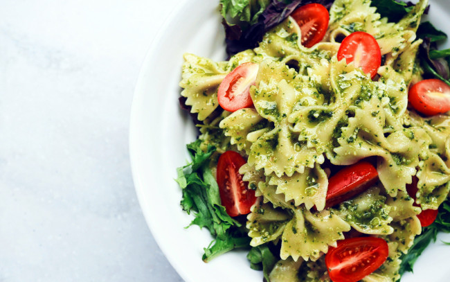 Обои картинки фото еда, макаронные блюда, черри, помидоры, салат, бантики