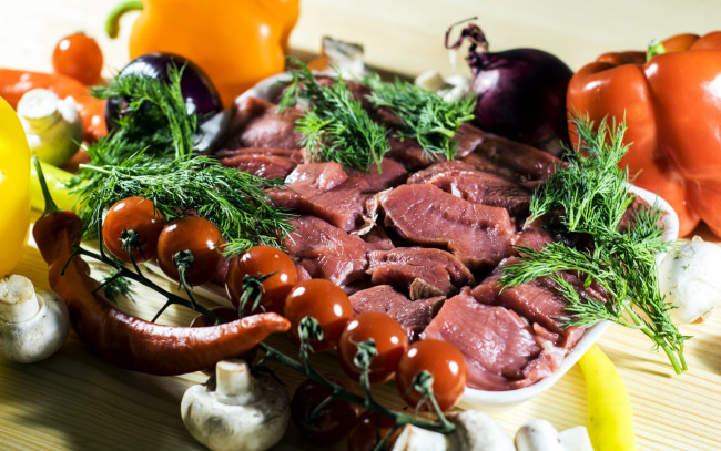 Обои картинки фото еда, мясные блюда, черри, помидоры, зелень, перец, ветка, укроп, шампиньоны, говядина, стручки
