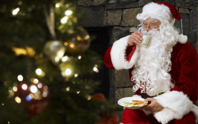 Обои картинки фото праздничные, дед мороз,  санта клаус, молоко, санта, камин, печенье