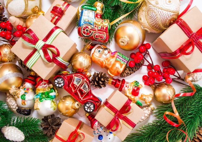 Обои картинки фото праздничные, - разное , новый год, игрушки, шары, шишки, бусы