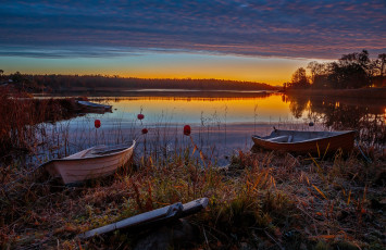 Картинка корабли лодки +шлюпки вечер облака небо трава река лес закат иней деревья берег швеция