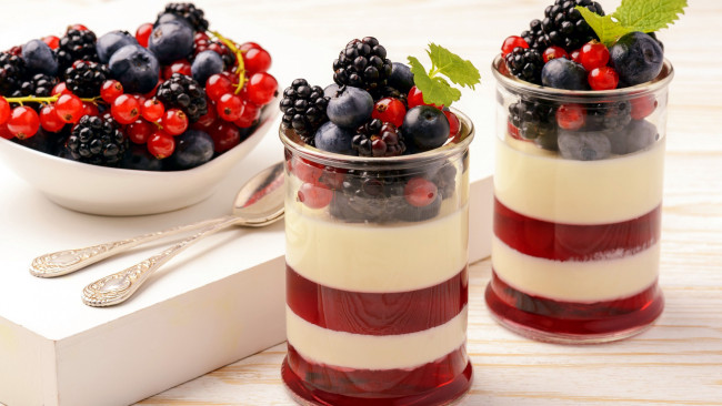 Обои картинки фото еда, мороженое,  десерты, черника, смородина, десерт, желе, ежевика