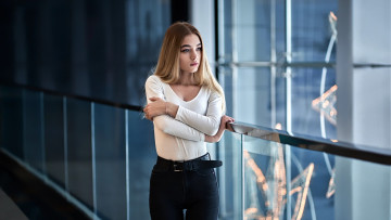 Картинка девушки -unsort+ блондинки +светловолосые блондинка джинсы взгляд в сторону женщины помещении белая одежда черные брюки рубашка боке стоя прямые волосы высокие талии модель