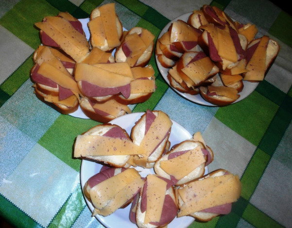 Обои картинки фото еда, бутерброды,  гамбургеры,  канапе, колбаса, сыр, хлуб