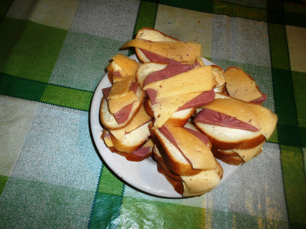 Обои картинки фото еда, бутерброды,  гамбургеры,  канапе, хлуб, сыр, колбаса