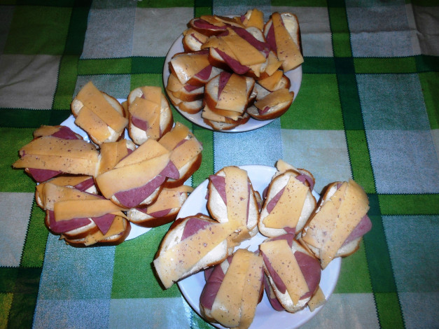 Обои картинки фото еда, бутерброды,  гамбургеры,  канапе, сыр, колбаса, хлуб