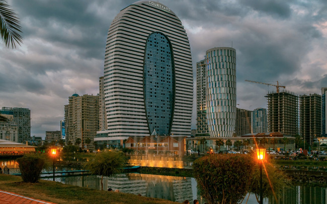 Обои картинки фото города, - пейзажи, батуми, современные, здания, город, грузия, закат, вечер, двор, марриотт