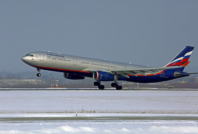 Обои картинки фото авиация, пассажирские самолёты, самолёт, пассажирский, аэродром, взлёт